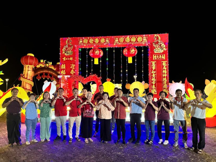 拿督斯里杜丽丝赞扬顺兴公会长弘扬中华传统文化、管理庙宇事务及推动教育