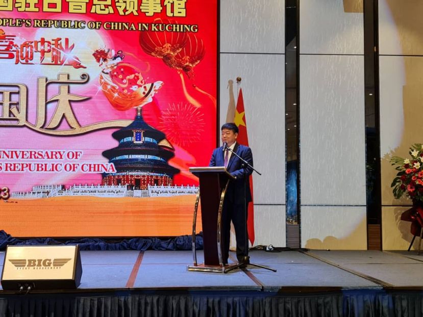 砂中总会长江昌文在致词时影。