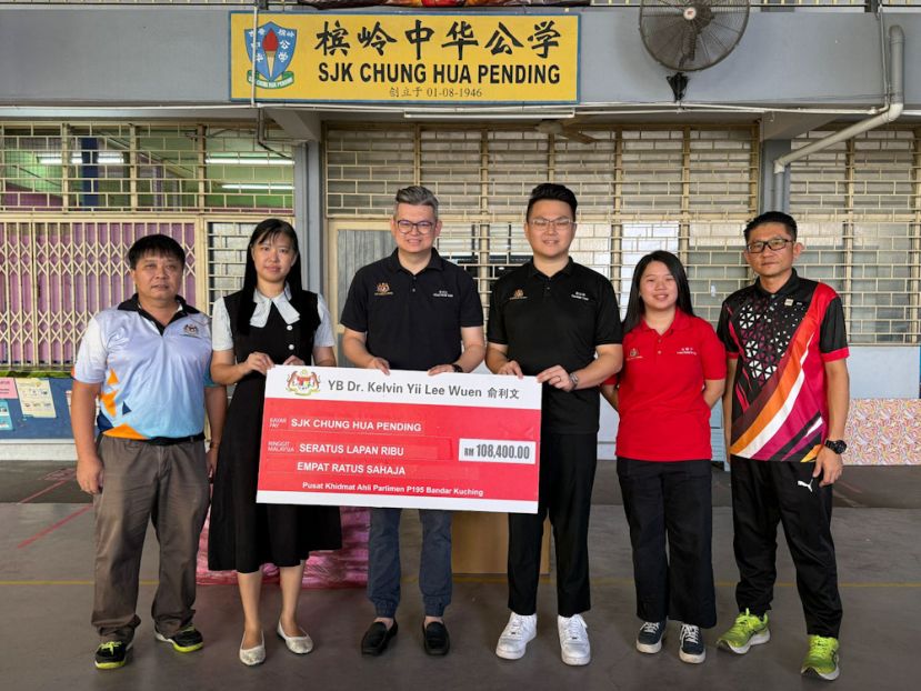 古晋市国会议员俞利文（左3）拨款10万8400令吉予槟岭中华公学，协助该校安装互动智能白板，以推动校园数码教学设施的全面提升。