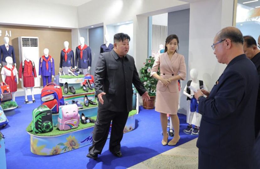 金正恩和妻女19日到展览现场视察。