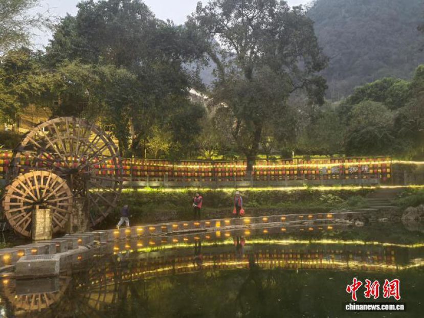 夜晚亮灯后的黄姚古镇小桥和古树，构成诗意画卷。