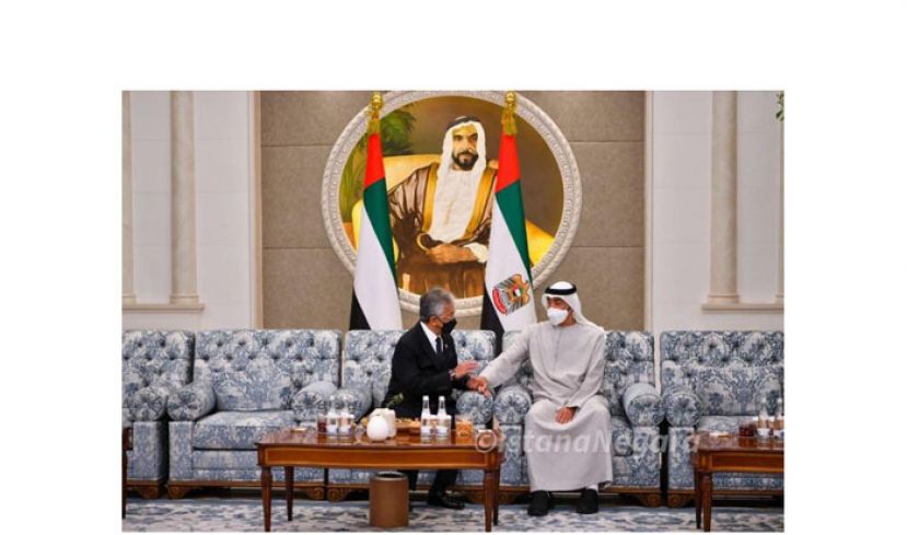 国家元首苏丹阿都拉陛下（左）和穆罕默德进行交流。（取自国家王宫面子书）