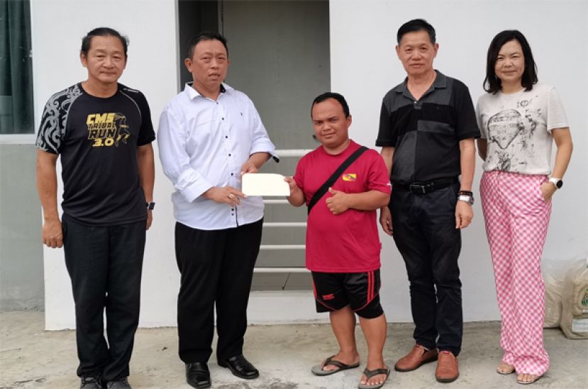 晋汉连省华总福利组委员兼华青团团长甲必丹陈德明(左二)代表移交援助金给Richard Bada(中)&nbsp;。右一为妇女组主任兼福利组委员张慧娇及福利组主任彭国良，左一副福利主任李国豪见证。