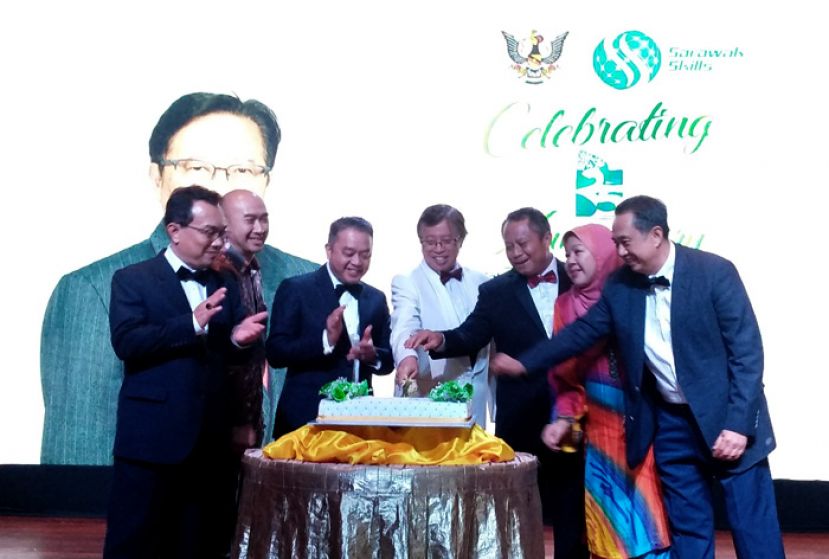 砂首长阿邦佐哈里(中)在砂技能发展中心25周年晚宴上，共切纪念蛋糕。(左三)为该中心主席丹斯里阿都阿兹。