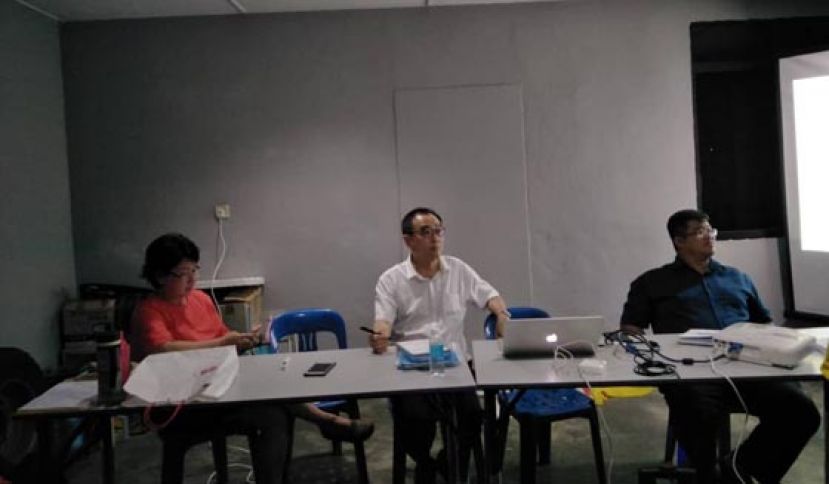 人联党都东支部主席黄振渊（中）聆听民众意见。左为;丁华风市议员及张书莱市议员(右)。