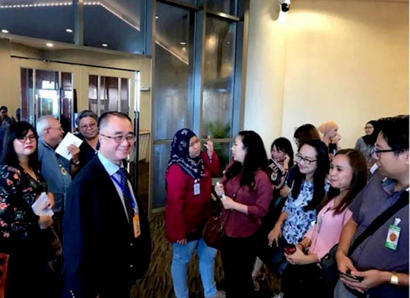 砂政府法律顾问拿督斯里冯裕中向媒体发表谈话。