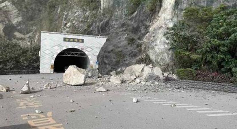 花莲公路隧道处落石砸中司机，龟山岛山体断裂。