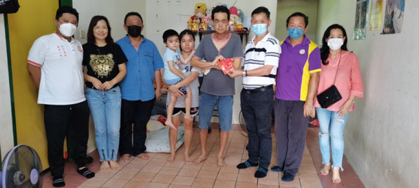 晋汉连省华总福利组探访患鼻癌的喷漆技工黄平宝与妻儿（右四与五），并由华总福利主任彭国良（右三）代表移交三千令吉医疗费。由华总青年团团长甲必丹陈德明（左三）、华总妇女组主任张慧娇（左二）、福利组两位副主任李国豪（右二）、赖小冰（右一）以及青年团副组织林润辉（左一）陪同与见证。
