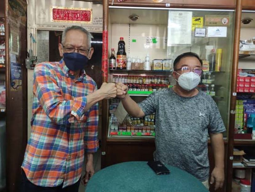 依布拉欣巴基（左）与砂督华裔商家圈圈对碰，答谢他在选举给予支持。