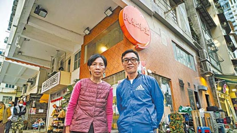 民声冰室老板娘麦惠绮及大儿子阿伦。