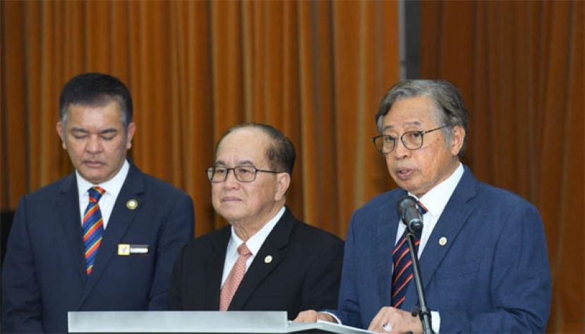 砂总理拿督巴丁宜丹斯里阿邦佐哈里（右一）今日宣布砂拉越主权财富未来基金监管委员会成员。