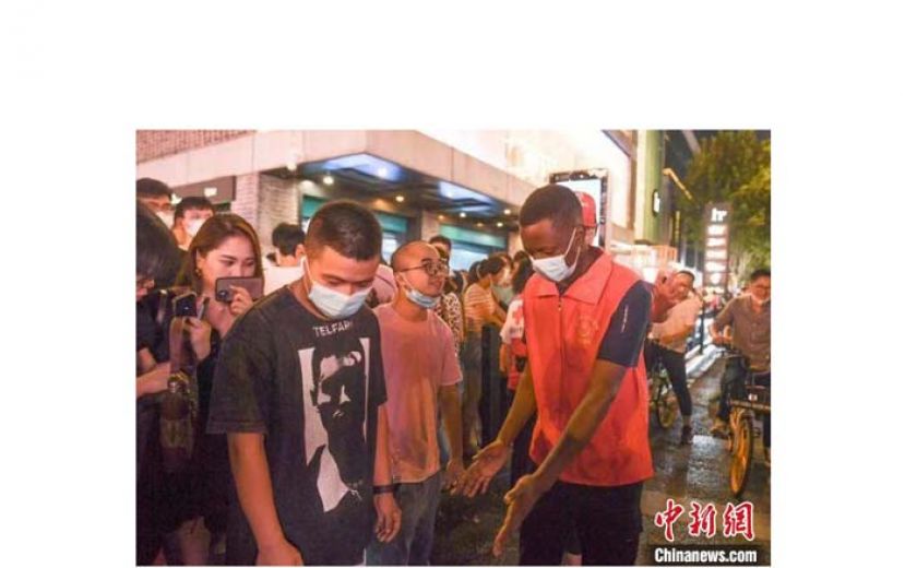 米莱（右）在西湖边维持秩序。