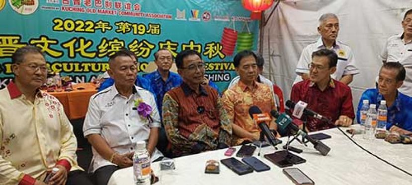 ●拿督斯里阿都卡林（左三）接受媒体访问。