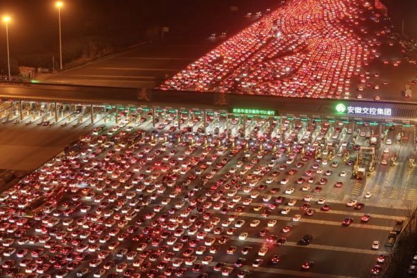 中国最大高速收费站，迎来春节返程高峰。
