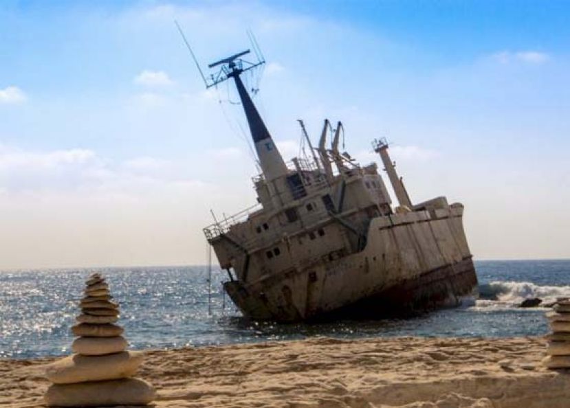 祸不单行尼日利亚洪水，难民船只意外翻覆酿76死。