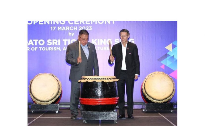 张庆信（左）和大马旅游总会主席陈国良鸣锣，为大马旅游展主持开幕礼。