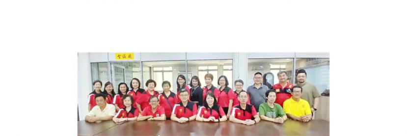 筹备会会议时摄，前排右4及右5为大会主席罗绍凤和筹委会主席杨岩彬。