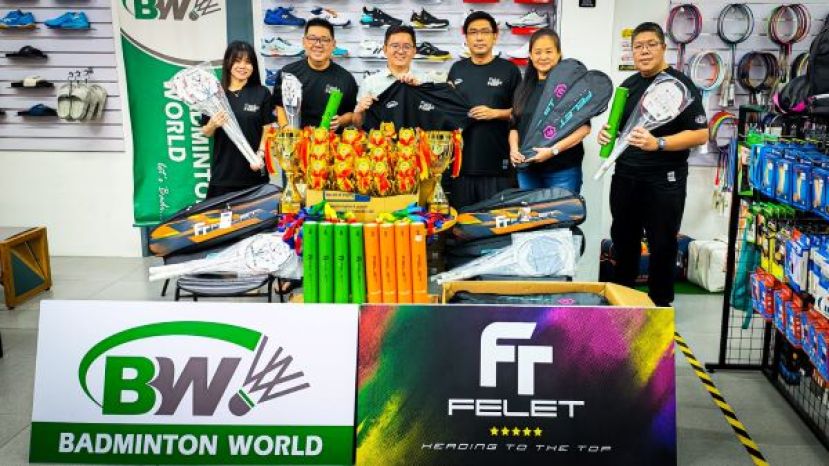 奖杯赞助商Badminton World Sports Sdn Bhd东主蔡裕光（左三）昨日移交奖杯与奖品予蔡青团团长蔡俊民（右三）。在场见证者包括紫輝阁青年团团长謝嵩（左二）、蔡青团秘书蔡丽双（左一）、紫輝阁青年团理事郑愛娟（右二）及副团长杨秀松（右一）。
