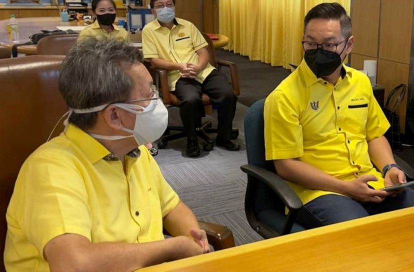 砂助理公共卫生、房屋及地方政府部长程明智（右）感谢部长拿督斯里沈桂贤的指导。