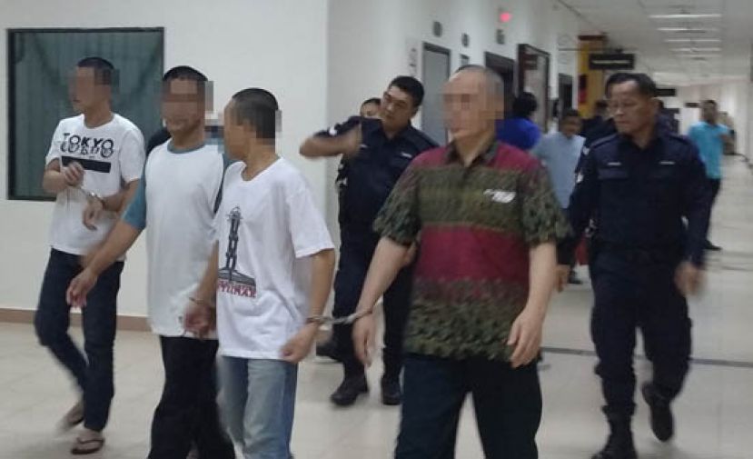 5名涉嫌贩毒被告在休庭时，被押离法庭。