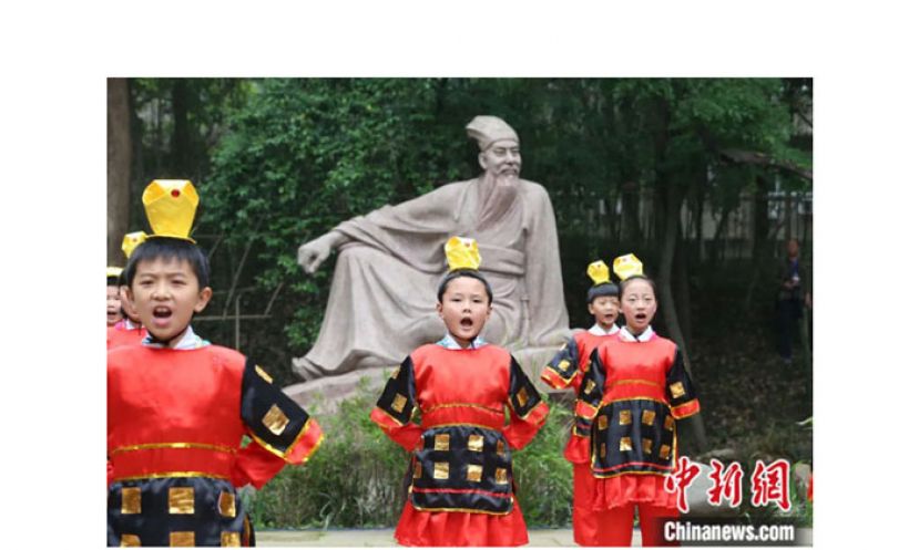 2016年4月在四川眉山三苏祠举行&ldquo;诵经典，习礼仪，拜三苏&rdquo;的活动。
