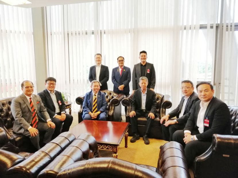 砂中总理事礼貌拜会拿督阿玛沈桂贤医生（左 3）及潘隆銘 （左 1）合影。左 2 为江昌文会长。