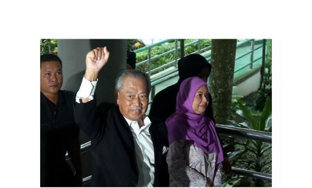 丹斯里慕尤丁在夫人陪同下抵达法庭。