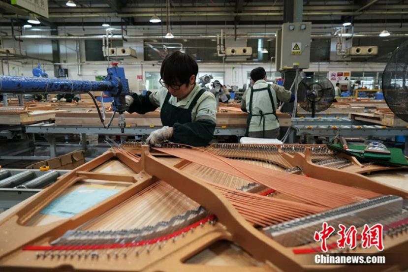 钢琴工人在组装钢琴。