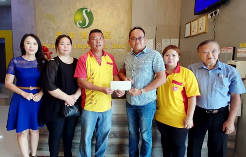  筹委大會主席吳明發(左三)移交邀請函予名誉顧问龔財兴(右三)。