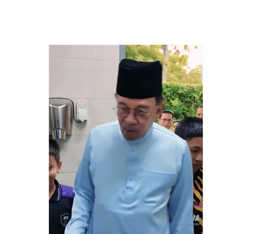 首相在孩童陪同下检查油站厕所。