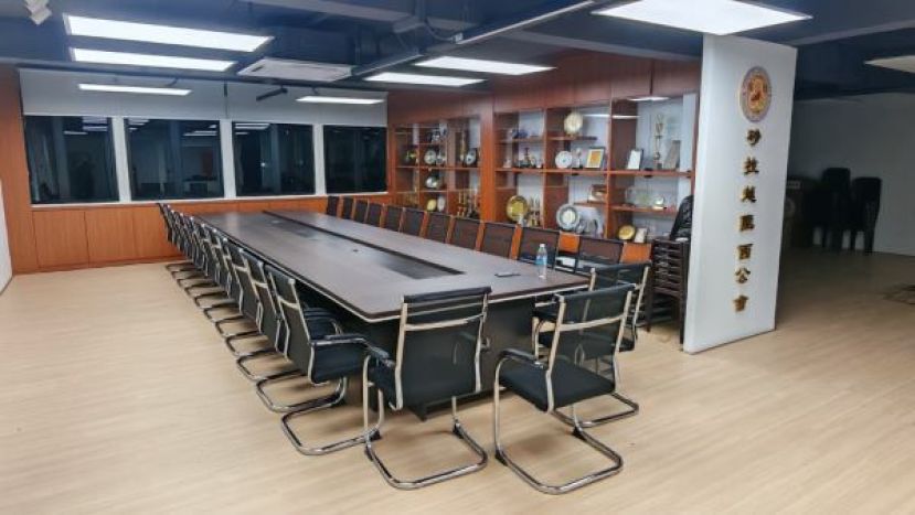 在翻新会所计划下，重新购置新颖的会议桌椅。