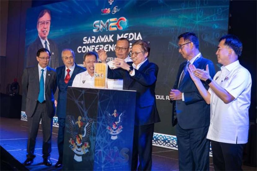 砂总理阿邦佐哈里（右3）在其他嘉宾的陪同下，为砂媒体大会主持开幕仪式时影。