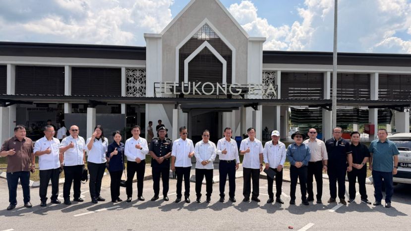 砂拉越交通部长拿督斯里李景胜（右八）巡视泛婆大道Jelukong休息及服务区后，与相关机构官员合影。左九为砂交通部副部长拿督耶里苏修。