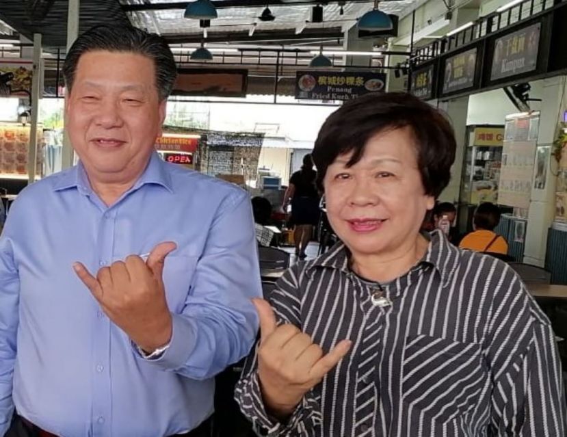 中砂六桂堂主席江宗兴（左）与秘书甲必丹江丽訇打出&ldquo;六桂&rdquo;手势。