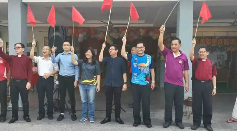 吴标生与众嘉宾共同主持挥旗礼。左起为廖克民、中国福清市侨联副主席翁小杰、李奕皓、黄美云、张宇晨、吴标生博士、陈修志及雷德端。