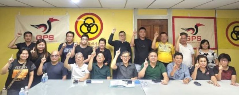 砂人联党峇都林当支部主席薛华东（前排中）与支部庆典筹委高喊&ldquo;砂哈地&rdquo;口号。