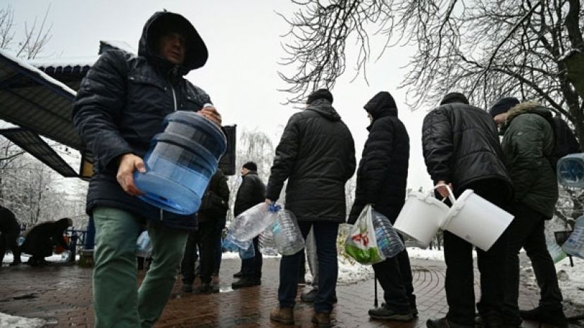 当地时间11月24日，基辅民众排队等待进入当地一公园打水。