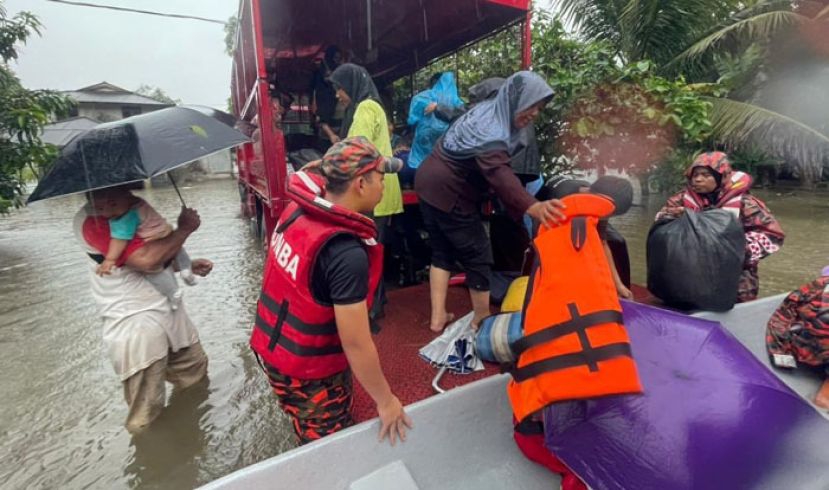 吉兰丹救灾人员正在疏散灾黎。