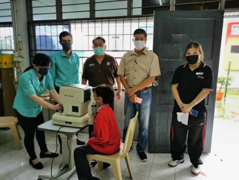 援助学生验眼及眼镜活动&rdquo;约100名学生受惠