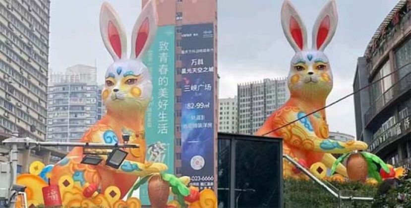 广场新春灯饰&ldquo;丑哭了&rdquo; 被批&ldquo;兔子不像兔子，猫不像猫&rdquo;。