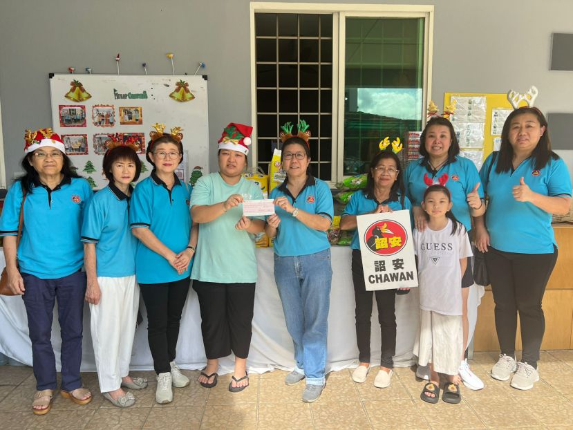 砂拉越诏安会馆妇女组主任沈桂莲（右四）移交1000令吉支票予古晋传爱弱势福利机构代表。