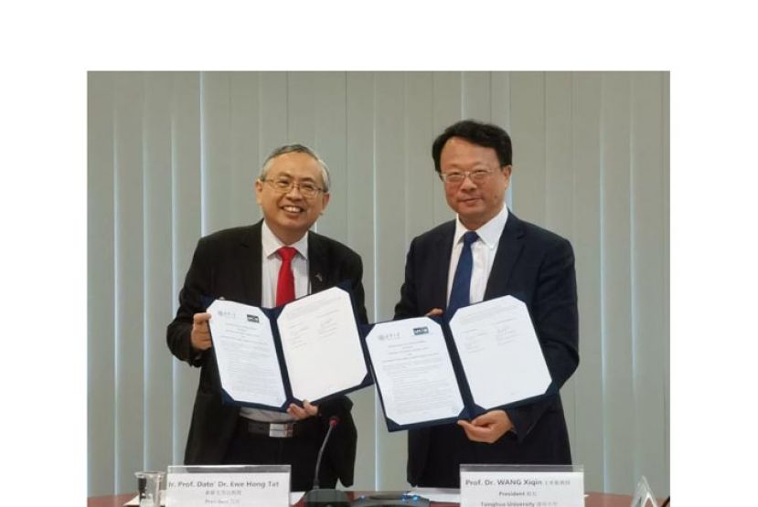 优大校长拿督尤芳达教授（左）与清华大学校长王希勤教授（右）展示备忘录。