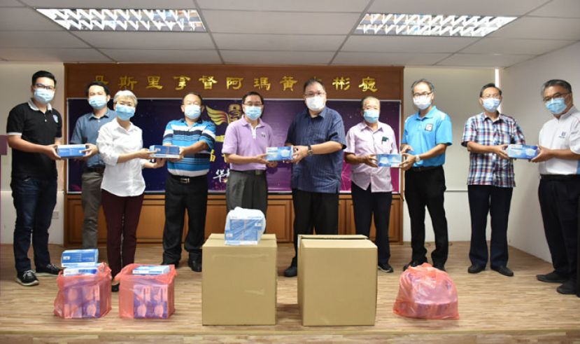 古晋中中校友会会长拿督黄国辉（右五）移交口罩予一中校长叶宗元（右六）；副会长翁岳春移（右四）移交口罩予三中校长李志鹏（右三）；秘书长张光福（右二）移交口罩予四中校长官晨阳（右一）；财政朱聪泽（左四）移交口罩予西连民众中学校长黄萍（左三）、青年团副团长陈明（左二）移交口罩予石角民立中学校长蔡宗璟（左一）。