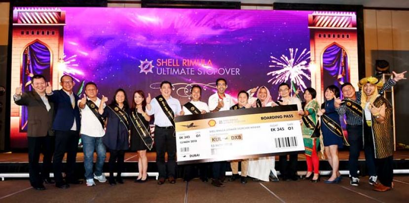 Baljit Singh (中) 与其团队和11位Shell Rimula Ultimate Stopover优胜者合影