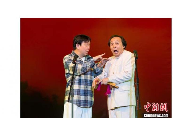 柴京云(右一)、柴京海(左一)兄弟二人表演大同数来宝。