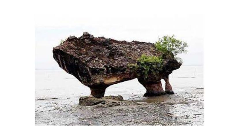 沙巴三脚石地标。