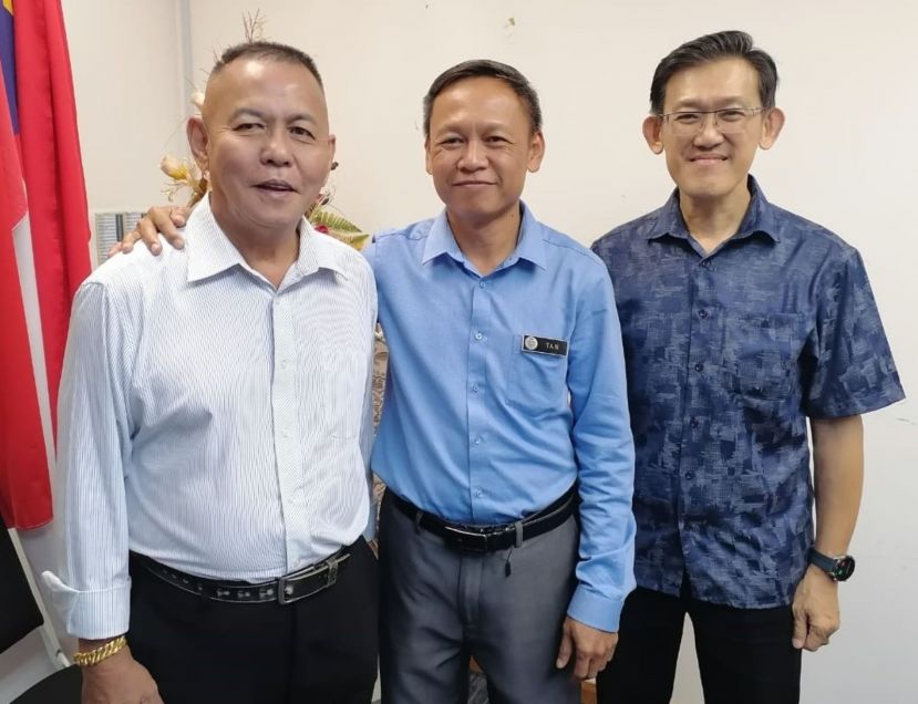 薛华东（右）代华裔遗孀查出其病逝44年先夫生前并无缴付社险记录；中为社险砂局长陈邦正，左是甲必丹林传政。