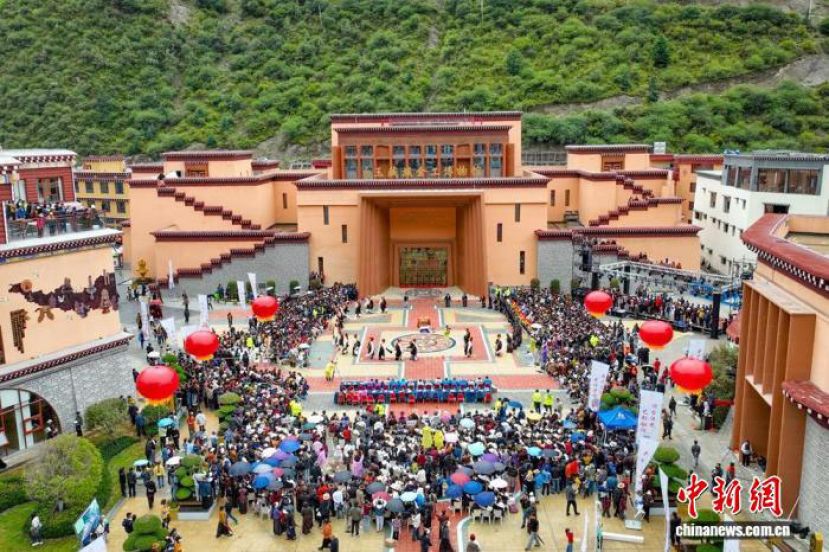 白玉县河坡民族手工艺文旅体融合园区开园仪式现场。