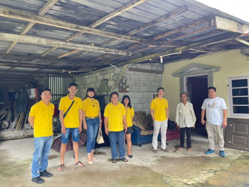 众党员对申请援助者进行家庭评估与调查申请者符合援助条件拍照留念。