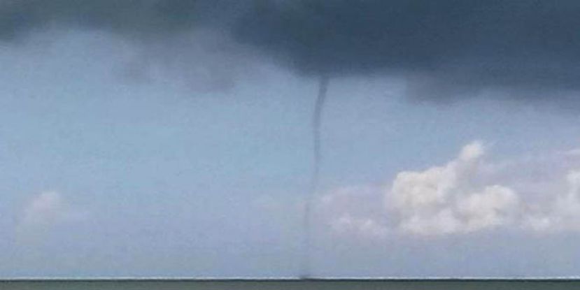 2015年11月5日出现在瓜拉巴南水域的水龙卷风(档案图片)。